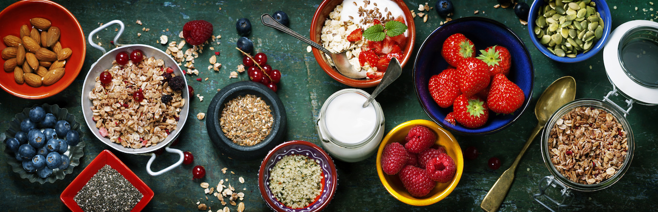 Terveellinen gluteeniton jogurtti-, marja-granola-aamiainen